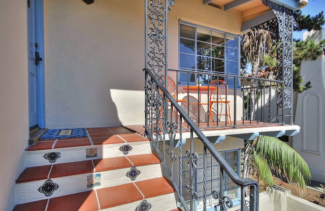 West Beach Villa 2 - Location in the center of West Beach, beach and State St. 2 blocks away!