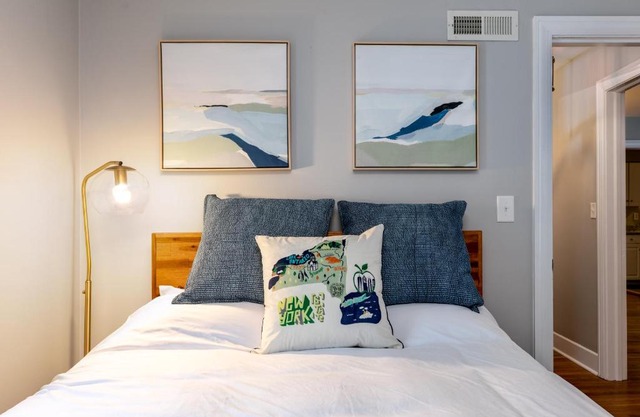 West Elmira 2/1, Sleeps 6, Washer & Dryer, Wi-FI