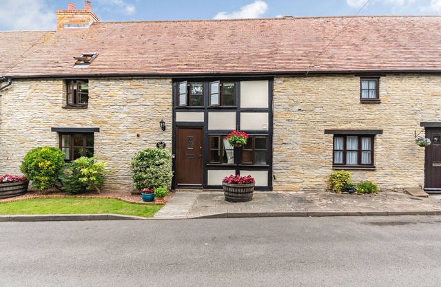 WEST END BARN, pet friendly, with open fire in Cleeve Prior