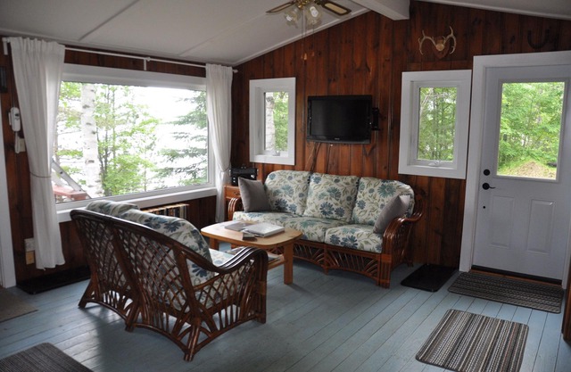 West-facing Hay Lake cottage with access to Algonquin Park