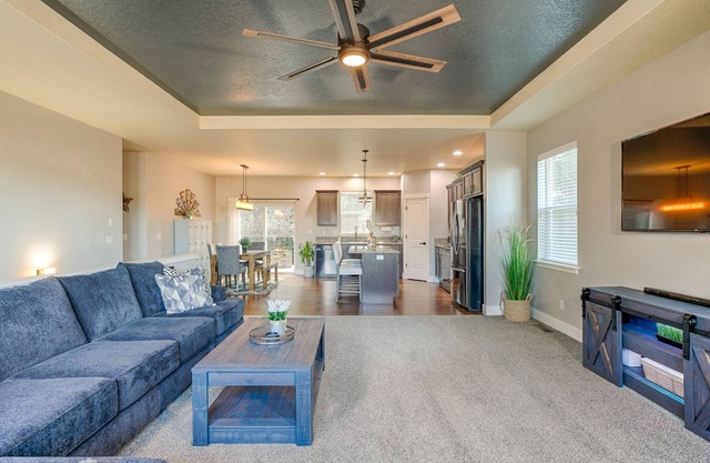 West Hills Getaway - prime location, amazing views