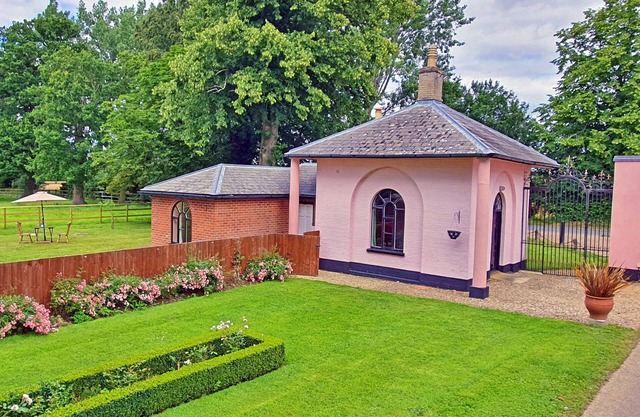 West Lodge - One Bedroom House, Sleeps 2