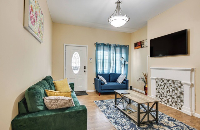 West Oakland Home - 2 Mi to Downtown Pittsburgh!