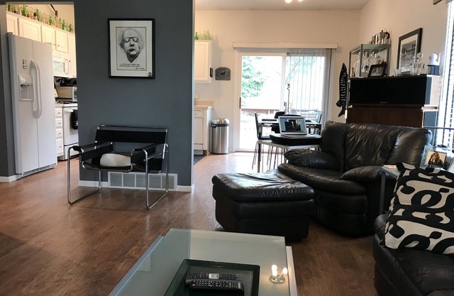 West Omaha Townhome with a BIG feel! MONTHLY RENTAL ONLY, 31 night minimum!