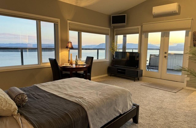 West Suite- Ocean Front Suite with private Hot tub