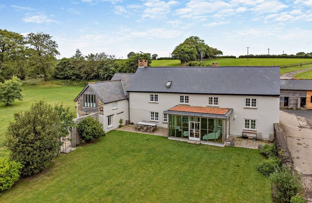Western Farm - Six Bedroom House, Sleeps 14