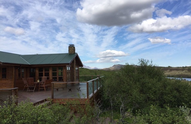 Western region. Luxorious riverside Cottage with Hot tub In Western Iceland