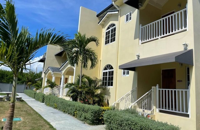 Westmore Beach Villa - Self-contained Luxury Villa on the beach