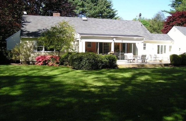 Westport: Walk to Town, Private Natural Setting, Lovely Neighborhood