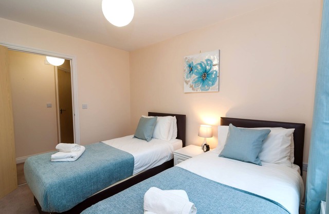 Westside Apartments :Cosy 2 Bed 2 Bath Flat
