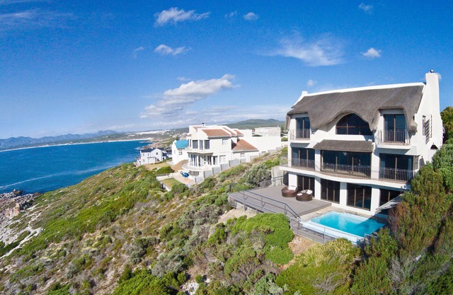 Whale Huys: Direct ocean-front villa, 4br/ba, Wifi, Infinity Pool