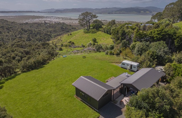 Whangapoua Glamping Hideaway - Whangapoua Bach