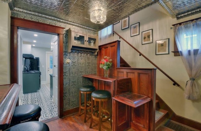 Wheelchair accessible Roaring 20s House near University and all area hospitals