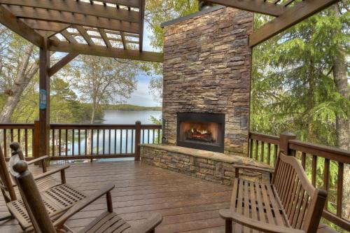 When in Rome - Luxury Lakeside Blue Ridge Cabin - Spacious Lakeside Luxury, Hot Tub, Game Room, Lake Dock, Steps To Lake Blue Ri
