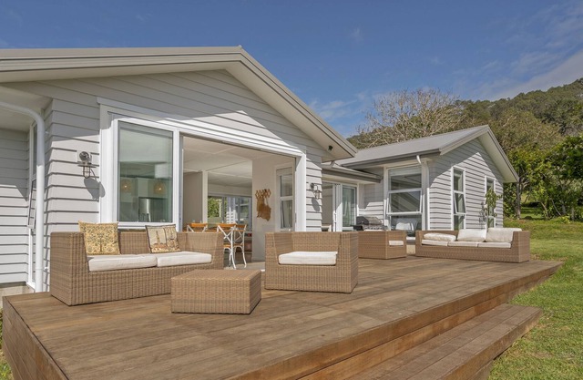 Where The Sun Shines - Hahei Holiday Home