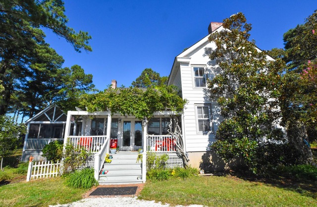 Whimsical Cottage with Gorgeous Views of the Bay, overlooking Russell Marina.