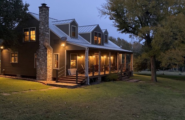 Whippoorwill Haus is 2.8 miles from Round Top Square!