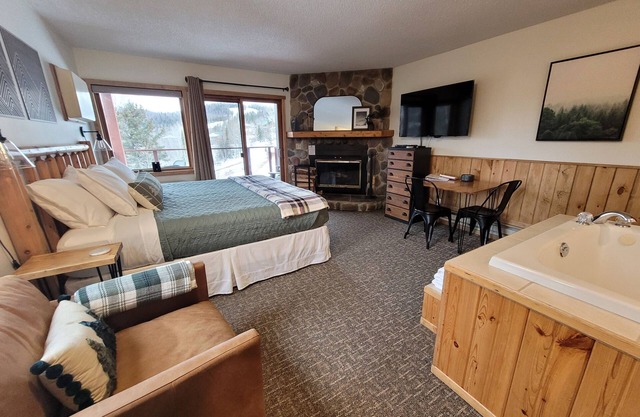 Whirlpool Suite for 2: Lusten Mtn- Pools, Hot Tub, Hiking, & Golf