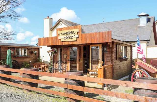 WHISKEY CREEK CABIN, romantic, with a garden in Castlerock