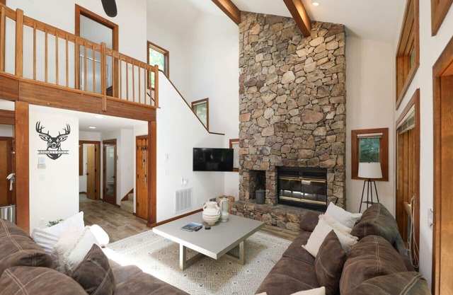 Whiskey Ridge - Luxury Mountaintop Family Retreat * Dog Friendly * Hot Tub