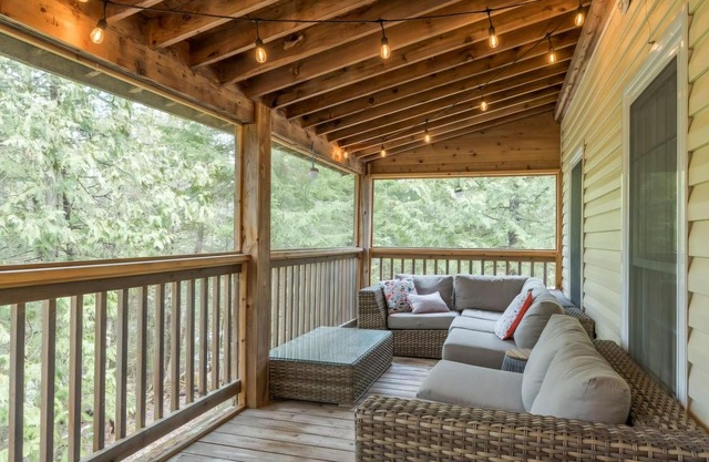 Whispering Pine Lakefront Four Season Cottage