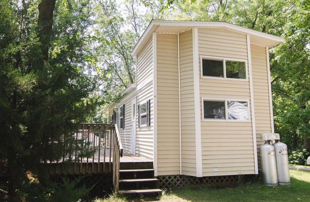 Whispering Pines. 1BR +loft, w/queen hide-a-bed. Lake view, beach access.