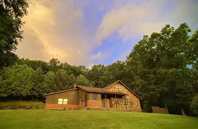 Whispering Pines Retreat-Newly Renovated Countryside Home