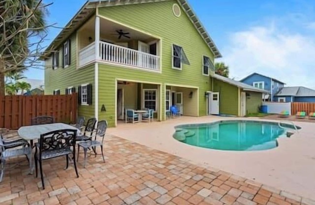 Whispering Waves Retreat: Heated Pool & Cruisers