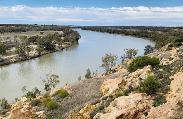 Whistling kite cottage overlooking the scenic Murray River