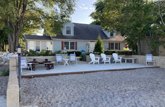 "Whit's End" Spacious, Private Beach-Front Lake Erie Sleeps 13 Birders & Fishing