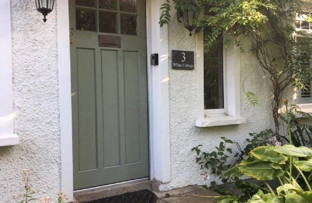 White Cottage - Quaint & cosy railway cottage just a stone's throw from beach