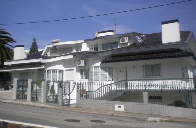 White House with apartment of 95 meters, with swimming pool, terrace and churasqueira.