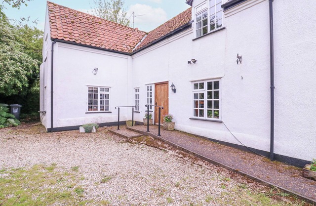 WHITE HOUSE COTTAGE, pet friendly, with open fire in Fakenham
