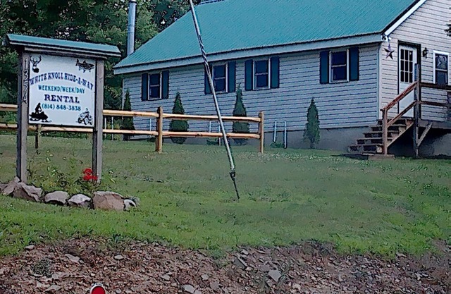 White Knoll Hideaway, warm cozy cabin on top of mountain on a quiet dirt road
