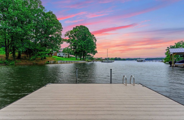 White Lotus by SoCharm | *NO BOOKING FEES* Luxe Retreat with 300ft of Waterfront Views & Pickleball