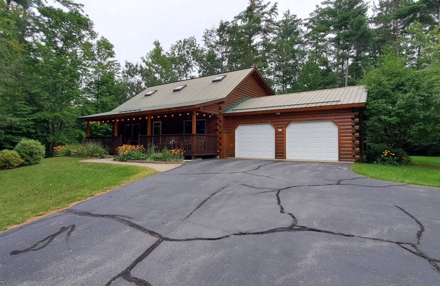 White Mountain Log Cabin Getaway Hike~Dine~Ski~Shop