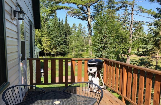 White Pine - Cozy Carriage House in Town on Madeline Island - Easy Walking to