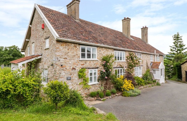 WHITEHALL FARM COTTAGE, family friendly, with open fire in Honiton
