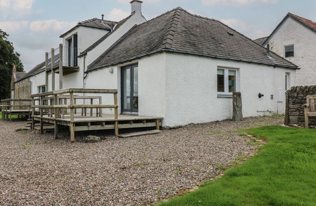 WHITEHOUSE WOODWRAE, pet friendly, with hot tub in Forfar