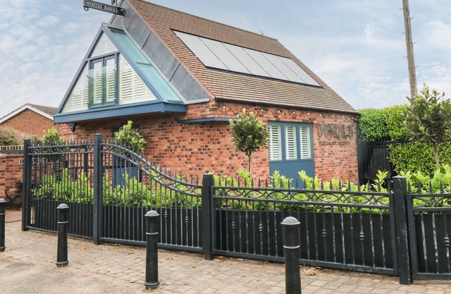 WHITES' BARN, luxury holiday cottage, with a garden in Glapwell