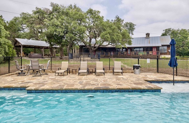 Whitetail Oaks - Charming Farmhouse on 34 Private Acres w/Private Pool