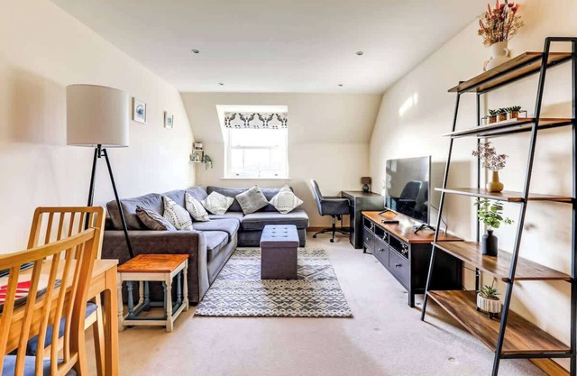 Whole 2 Bed Flat - Contractors, Families & More