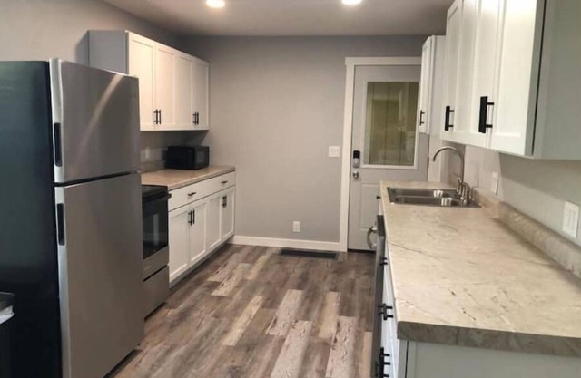 Whole home, sleeps 7, pets ok, Wi-Fi, Full Kitchen