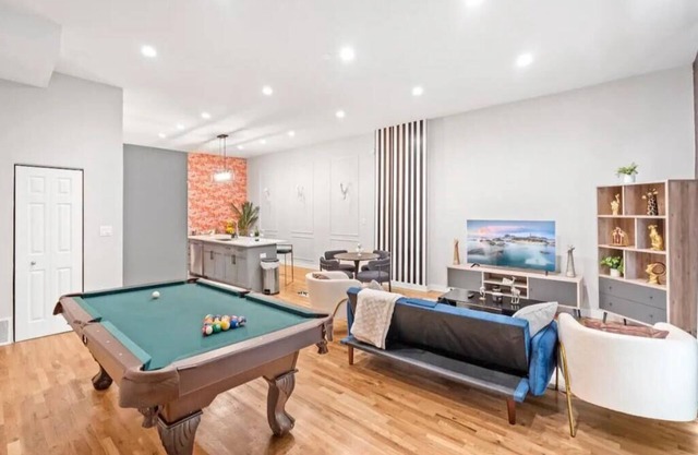 Wicker Park-AMENITIES,FREE WINE BOTTLE, LAUNDRY IN-UNIT, 2BDRM, POOL TABLE,+MORE