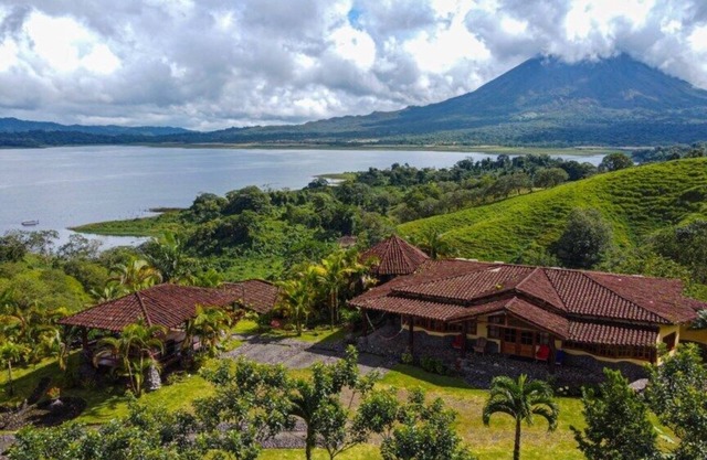 Wide Luxury Home with Pool & Jacuzzi access & Amazing Volcano and Lake views