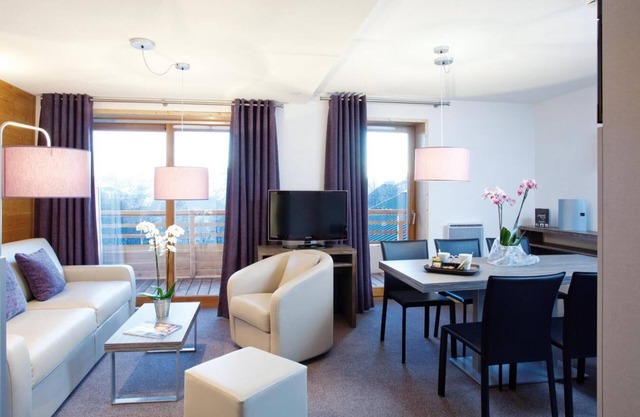 Wifi, 250m from ski lifts, fitness, swimming pool, hammam, balcony, tv, 30m², Alpe d'Huez