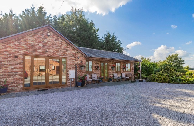 WILD DUCK LODGE, family friendly, with a garden in Mawdesley