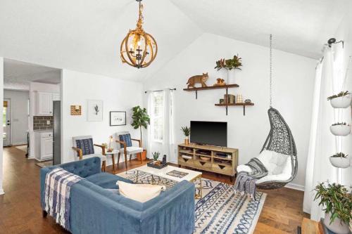 Wildcat Cottage Enchanting Home Ten Minutes to Downtown