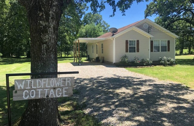 Wildflower Cottage : Country Home Near Town