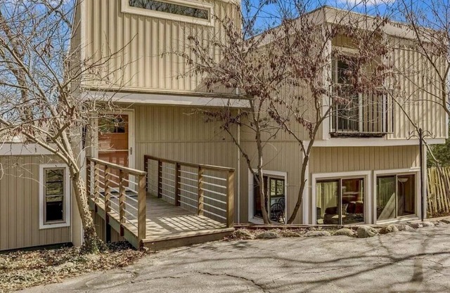 Williams Bay prime location! Short walk to lake.Monthly Rental in private assoc.